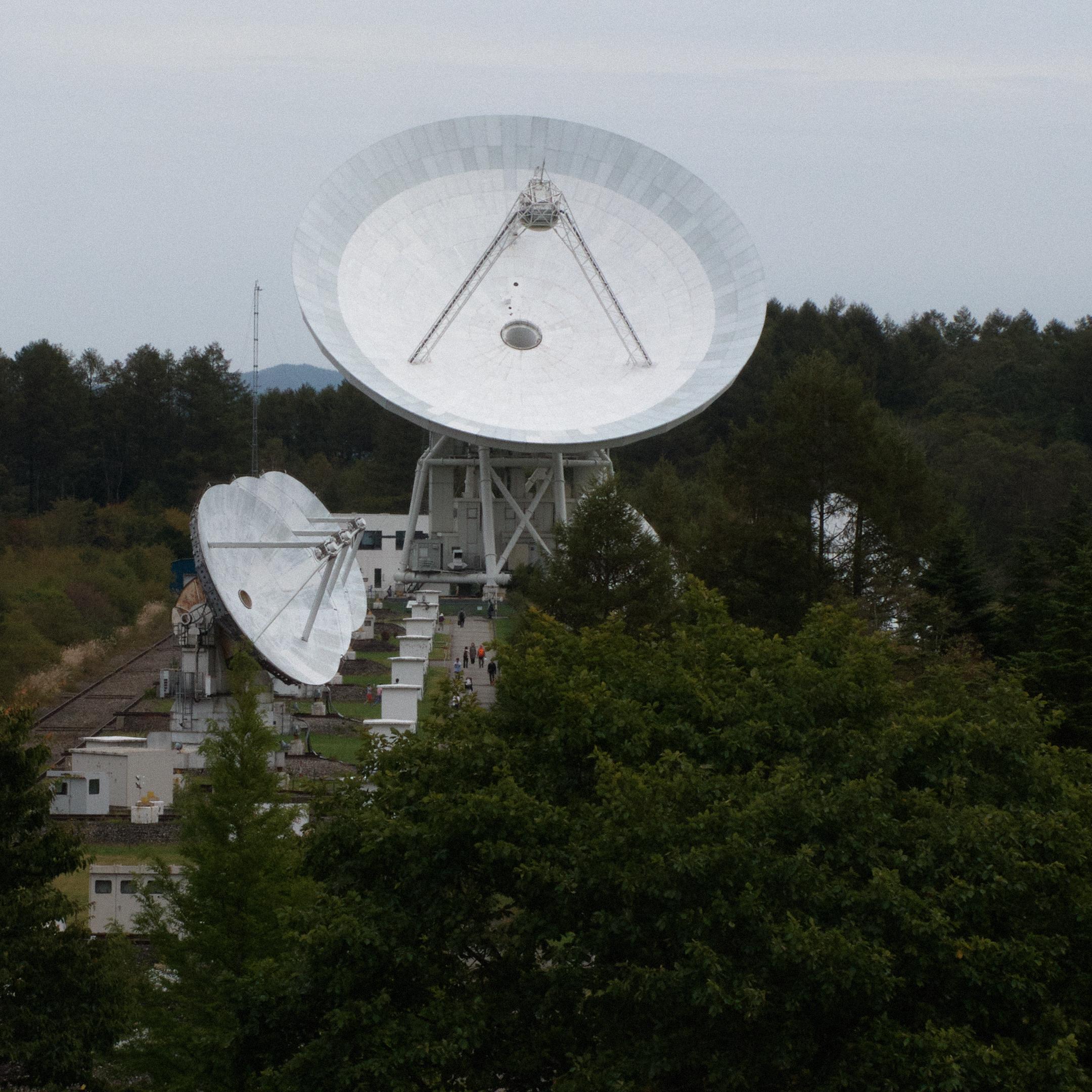 野辺山宇宙電波観測所の45m電波望遠鏡と45m電波望遠鏡まで続く通路脇にあるミリ波干渉計が見える写真